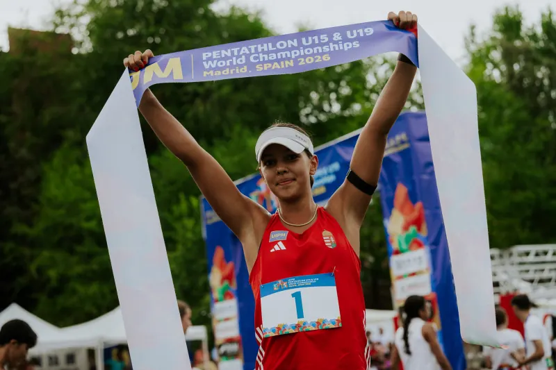 Nora Kosa celebra el título mundial U15 de tetratlón en Madrid